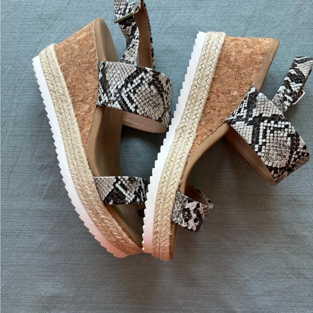 NEW Report Snakeskin Pattern Wedge Sandals Size 8 Comfortable
